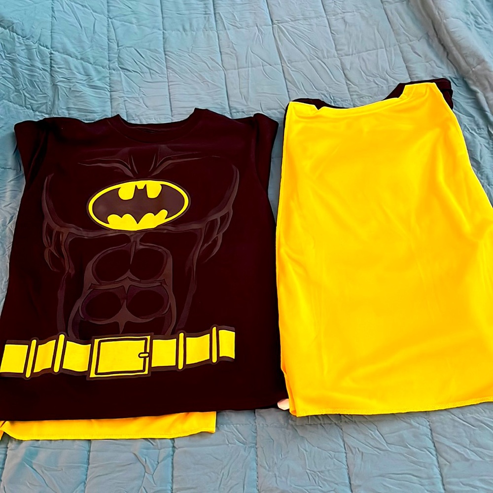 Batman Short Sleeve Shirt with Velcro cape. Size (6-7) S Never Worn.
